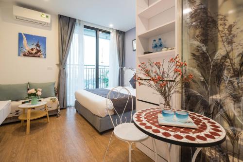 Кровать или кровати в номере BOM HOMES- VINHOMES GREENBAY- Service Apartment