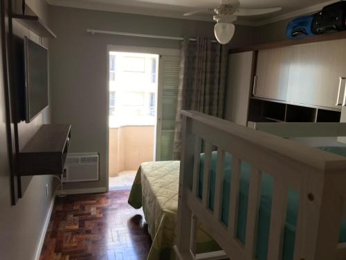 Μια τηλεόραση ή/και κέντρο ψυχαγωγίας στο Apartamento 1 dormitório, confortável, no centro de Capão da Canoa a 1 quadra do mar