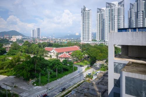 vista su una città con edifici alti e una strada di MyRehat Lestari @ Neu Suites a Kuala Lumpur