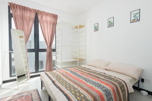 una camera con un letto e una grande finestra di MyRehat Lestari @ Neu Suites a Kuala Lumpur
