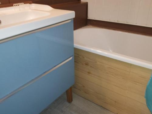 a bathroom with a sink and a bath tub at Appartement Valmorel, 2 pièces, 4 personnes - FR-1-356-181 in Valmorel
