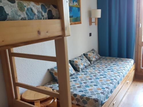 een slaapkamer met een stapelbed en een bank bij Appartement Valmorel, 2 pièces, 5 personnes - FR-1-356-190 in Valmorel
