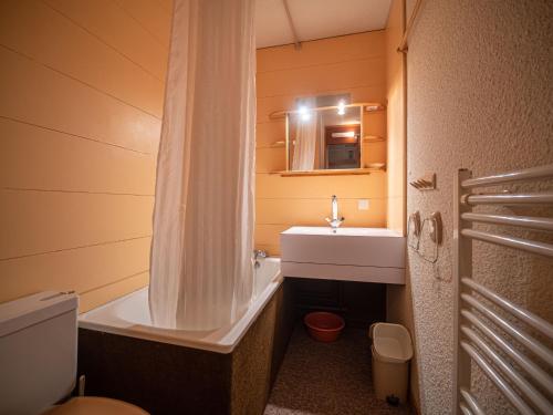 ヴァルモレルにあるAppartement Valmorel, 1 pièce, 3 personnes - FR-1-356-198のバスルーム(バスタブ、洗面台、トイレ付)