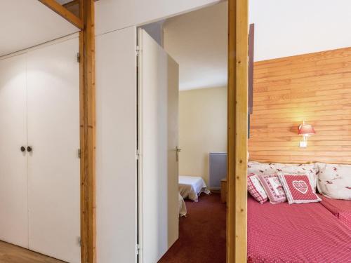 ヴァルモレルにあるAppartement Valmorel, 2 pièces, 5 personnes - FR-1-356-209の木製の壁のベッドルーム1室(ベッド1台付)