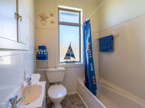 łazienka z umywalką, toaletą i oknem w obiekcie Beachhouse View w mieście Riverton