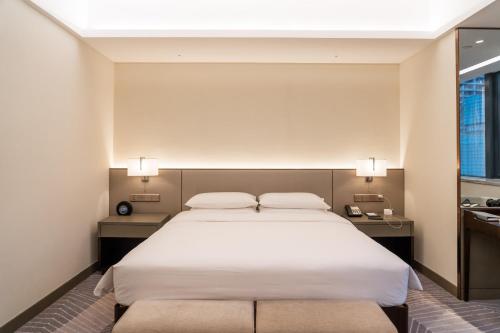 Un ou plusieurs lits dans un hébergement de l'établissement Hyatt Regency Metropolitan Chongqing