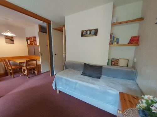 ein Wohnzimmer mit einem Sofa und einem Tisch in der Unterkunft Appartement Valmorel, 1 pièce, 4 personnes - FR-1-356-258 in Valmorel