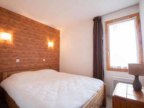 ein Schlafzimmer mit einem weißen Bett und einem Fenster in der Unterkunft Appartement Valmorel, 2 pièces, 5 personnes - FR-1-356-290 in Valmorel