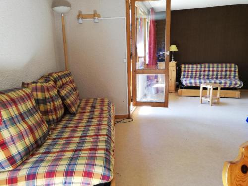 a living room with a couch and a bed at Appartement Valmorel, 1 pièce, 4 personnes - FR-1-356-350 in Valmorel