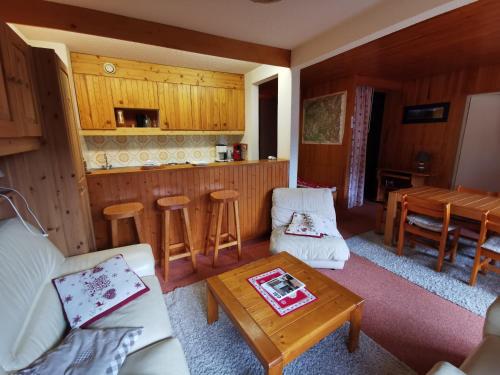 Appartement Méribel, 2 pièces, 6 personnes - FR-1-355-42にあるシーティングエリア