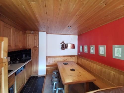 Appartement Méribel, 2 pièces, 5 personnes - FR-1-355-70にあるキッチンまたは簡易キッチン