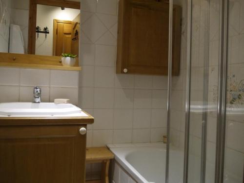 bagno con vasca, lavandino e doccia di Appartement Méribel, 3 pièces, 6 personnes - FR-1-355-84 a Méribel