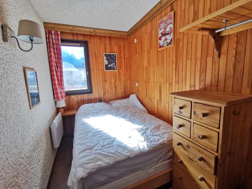 ein kleines Schlafzimmer mit einem Bett und einer Kommode in der Unterkunft Appartement Méribel, 2 pièces, 6 personnes - FR-1-355-112 in Méribel