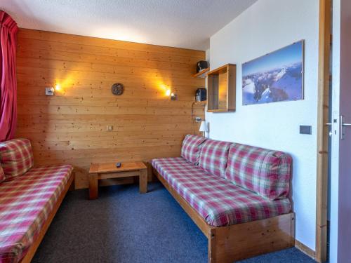 a living room with two couches and a table at Appartement La Plagne, 3 pièces, 6 personnes - FR-1-353-8 in La Plagne