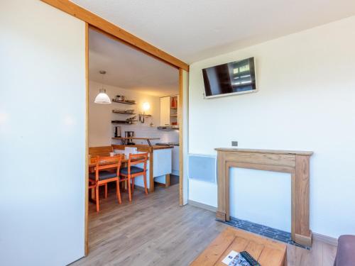 Appartement La Plagne, 2 pièces, 4 personnes - FR-1-353-20にあるキッチンまたは簡易キッチン