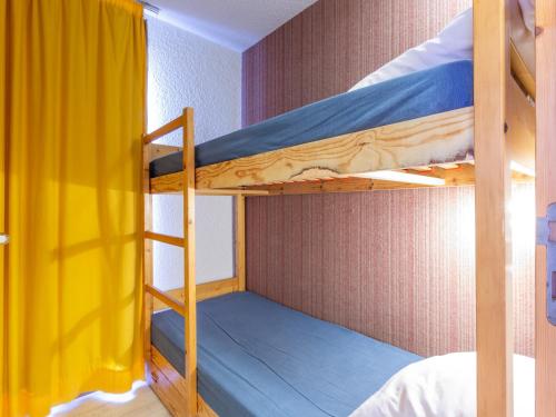 ラ・プラーニュにあるAppartement La Plagne, 1 pièce, 3 personnes - FR-1-353-28の二段ベッド2組が備わる客室です。