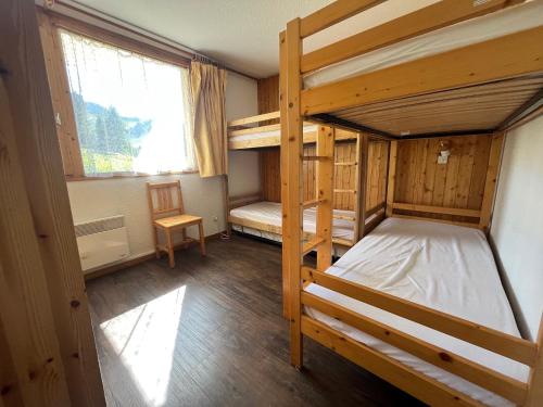 ラ・プラーニュにあるAppartement La Plagne, 2 pièces, 6 personnes - FR-1-351-12のベッドルーム1室(二段ベッド2台、窓付)が備わります。