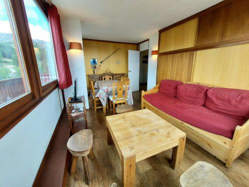 Appartement La Plagne, 2 pièces, 5 personnes - FR-1-351-30にあるシーティングエリア