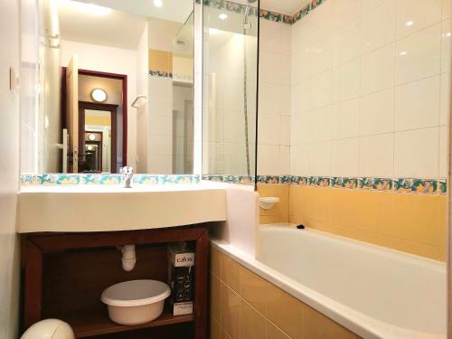 a bathroom with a sink and a tub and a toilet at Appartement Plagne Soleil, 3 pièces, 6 personnes - FR-1-351-31 in Plagne Villages