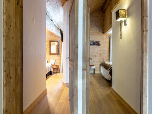 um corredor de uma casa com uma cama e um quarto em Appartement Saint-Martin-de-Belleville, 4 pièces, 8 personnes - FR-1-461-9 em Saint-Martin-de-Belleville