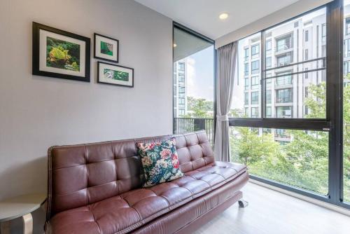 Area soggiorno di Modern Condo in Nimman (F407) by Pimolplace
