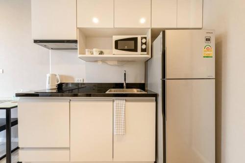 Cucina o angolo cottura di Modern Condo in Nimman (F407) by Pimolplace