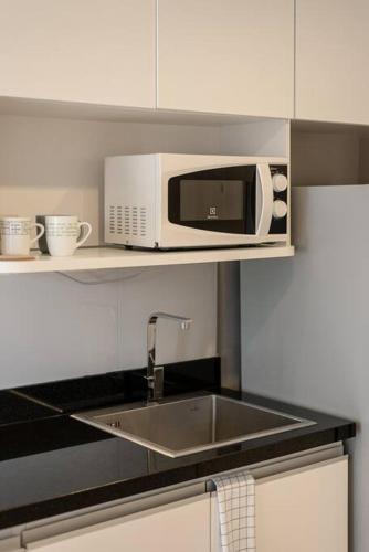 Cucina o angolo cottura di Modern Condo in Nimman (F407) by Pimolplace
