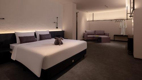 Postel nebo postele na pokoji v ubytování REZ Hotel