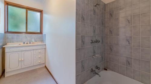 een badkamer met een wastafel en een douche bij Pescarina in Inverloch