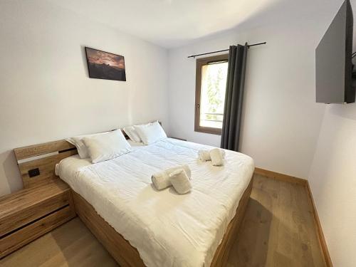 um quarto com uma cama com duas toalhas em Appartement Champagny-en-Vanoise, 3 pièces, 6 personnes - FR-1-638-9 em Champagny-en-Vanoise