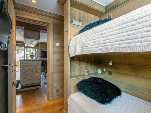 a bedroom with a bunk bed in a house at Appartement élégant à Courchevel avec 3 chambres et service de conciergerie - FR-1-613A-12 in Courchevel