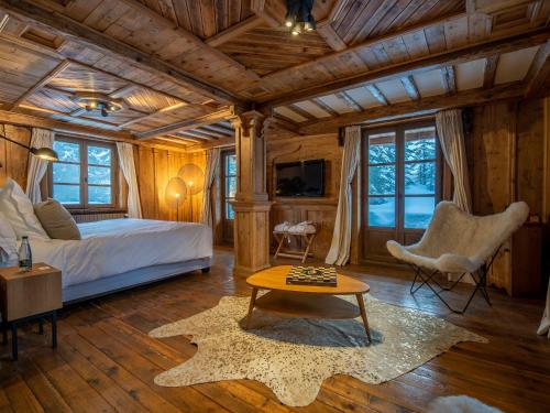 une chambre avec un lit et une table dans l'établissement Luxueux Chalet à Courchevel avec Piscine, Hammam et Sauna - FR-1-613A-27, à Courchevel