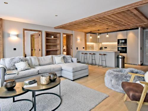 un salon avec un canapé et une table dans l'établissement Appartement de standing, 3 chambres, terrasse, conciergerie, centre Méribel - FR-1-613-45, à Les Allues