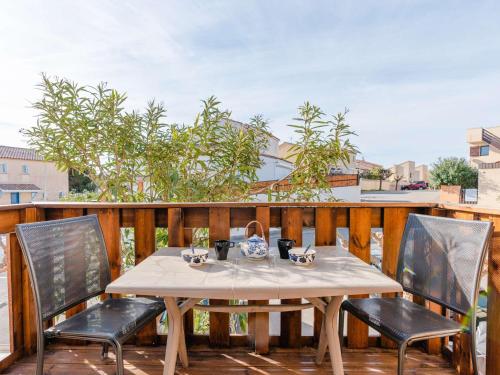 Photo de la galerie de l'établissement Charmant pavillon avec solarium, piscine et parking à Narbonne-Plage - FR-1-409-222, à Narbonne