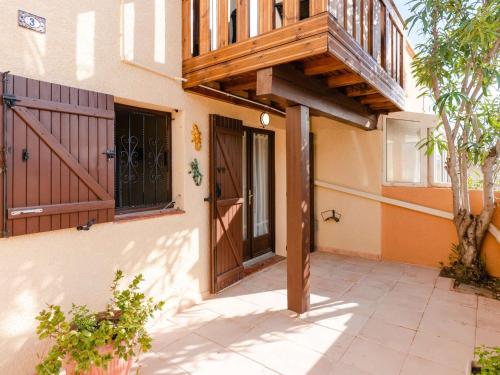 Photo de la galerie de l'établissement Charmant pavillon avec solarium, piscine et parking à Narbonne-Plage - FR-1-409-222, à Narbonne