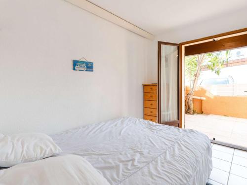 Photo de la galerie de l'établissement Charmant pavillon avec solarium, piscine et parking à Narbonne-Plage - FR-1-409-222, à Narbonne