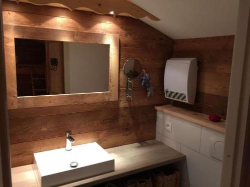 une salle de bain avec un lavabo et un miroir dans l'établissement Châtel, Duplex 3 Pièces, 6 Pers, Balcon, 300m des remontées mécaniques, Parking inclus - FR-1-676-45, à Châtel
