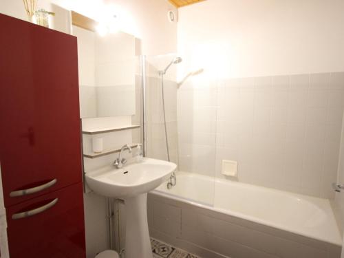 Et badeværelse på Appartement Chamrousse, 3 pièces, 8 personnes - FR-1-340-273