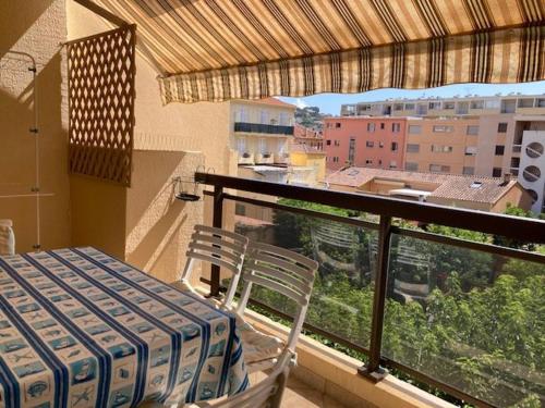 Appartement climatisé au centre-ville du Lavandou avec parking sécurisé et terrasse - FR-1-308-184