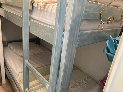 quelques lits superposés dans une chambre dans l'établissement Appartement climatisé au centre-ville du Lavandou avec parking sécurisé et terrasse - FR-1-308-184, au Lavandou