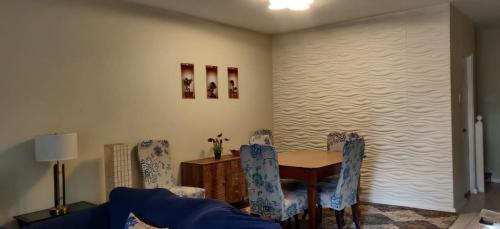 uma sala de estar com uma mesa de jantar e cadeiras em Guango Grove Cozy Corner em Montego Bay