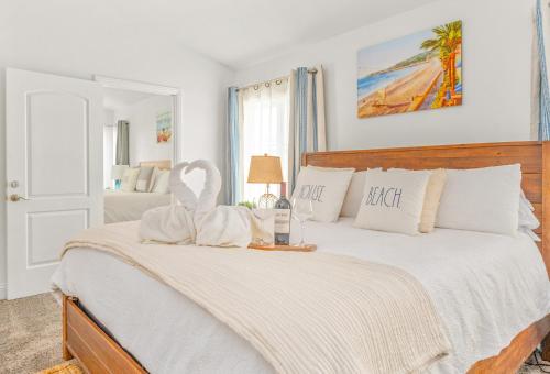 Un dormitorio con una cama con un cisne. en Villa Descanso, en Oceanside