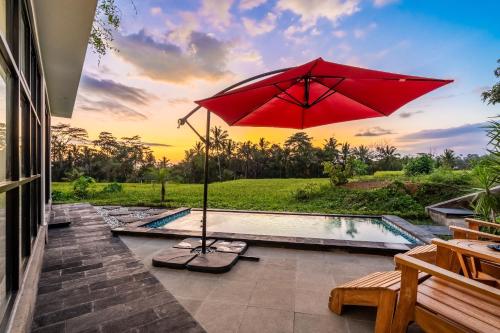 Piscina en o cerca de Maple Ridge Ubud Villas with Rice Field View