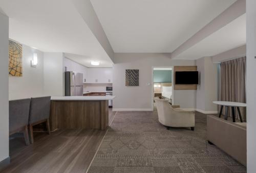 Kuchyň nebo kuchyňský kout v ubytování Staybridge Suites Chesapeake-Virginia Beach by IHG