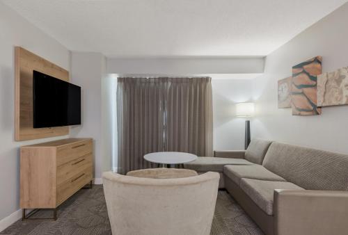 TV a/nebo společenská místnost v ubytování Staybridge Suites Chesapeake-Virginia Beach by IHG
