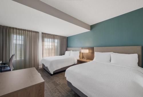 Postel nebo postele na pokoji v ubytování Staybridge Suites Chesapeake-Virginia Beach by IHG