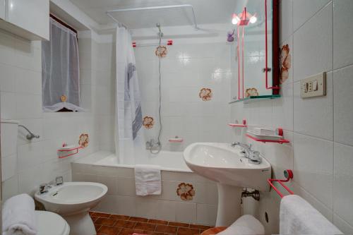 y baño con lavabo, aseo y bañera. en Paquita's Home - San Sicario Borgo - Happy Rentals, en Cesana Torinese