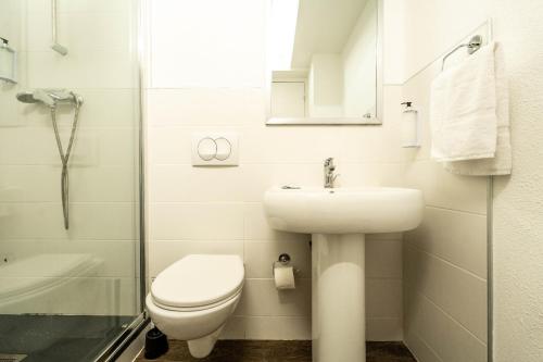 La salle de bains est pourvue de toilettes, d'un lavabo et d'une douche. dans l'établissement KYRIAD DIRECT BRIGNOLES - Provence Verte, à Brignoles