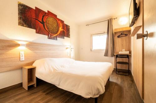 - une petite chambre avec un lit blanc et une fenêtre dans l'établissement KYRIAD DIRECT BRIGNOLES - Provence Verte, à Brignoles