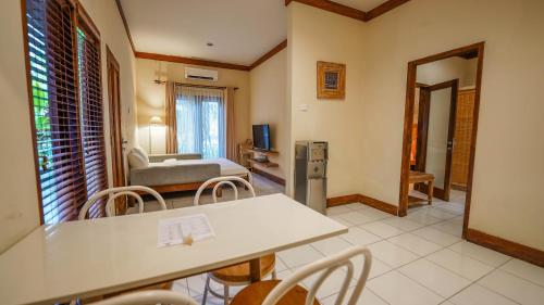 a living room with a table and chairs at Rama Residence Petitenget in Seminyak